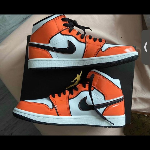 Jordan 1s mid se turf orange